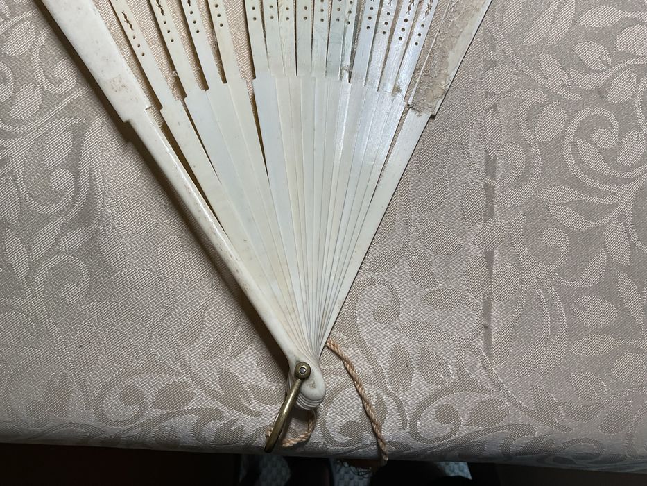 Antigo leque com base em osso para ser recuperado
