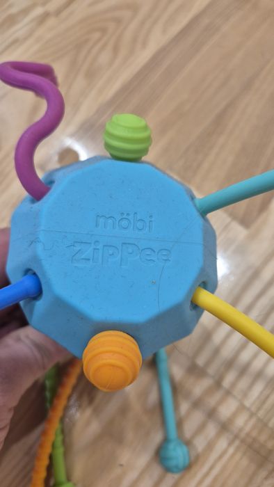 Przeciąganiec Zippee. Zabawka sensoryczna - Mobi