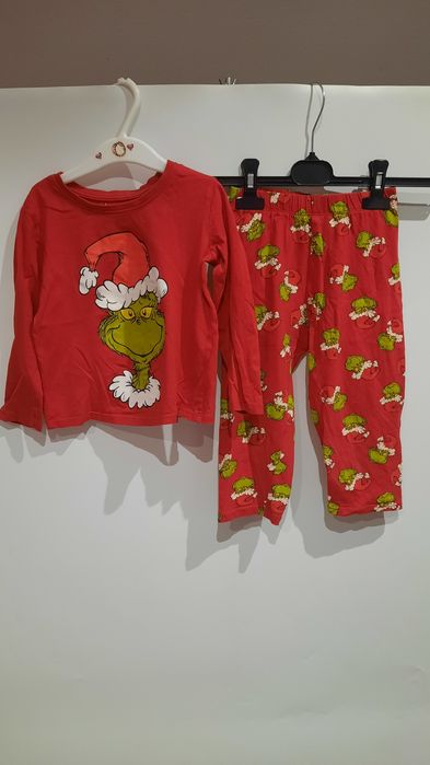 Sinsay Pizama dziecieca rozmiar 104
Piżama dziecięca The Grinch 
Rozmi