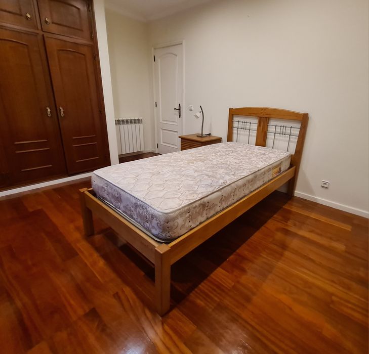 Cama de solteiro e mesinha de cabeceira