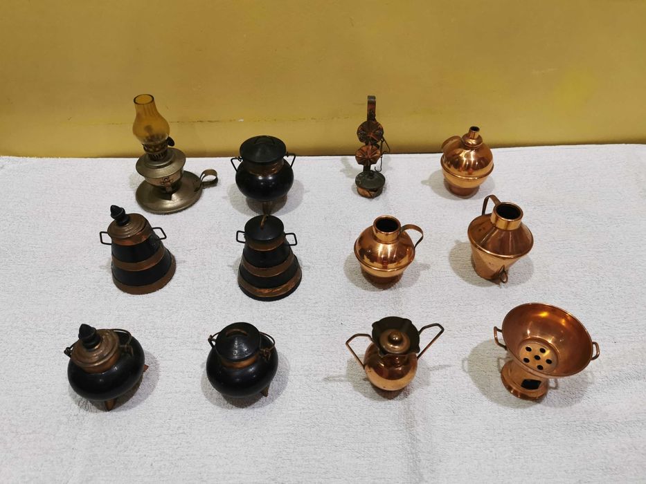 Conjunto de 12 miniaturas em metal e outros materiais