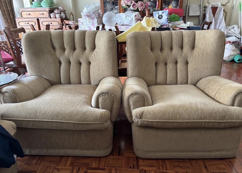 Conjunto de sofás e cadeiras de sala elegante