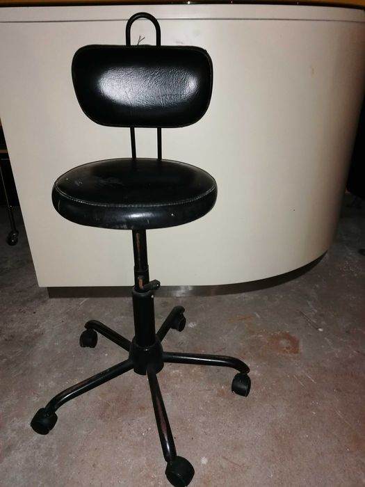 Sofá, Massageador pés, 3 Cadeiras, 1 Carrinho (Cabeleireiro)