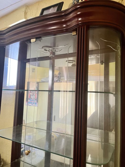 Cristaleira de madeira