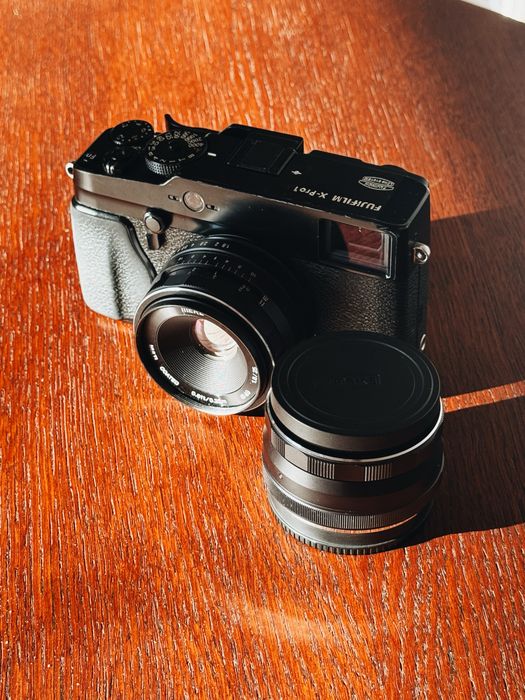 Fujifilm X-Pro1 + Meike 35 mm f/1.7 + Meike 25 mm f/1.8 + grip