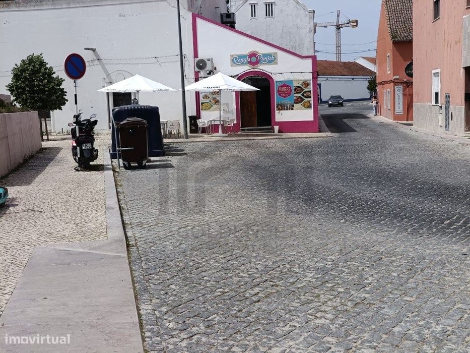 Edifício dois/três pisos