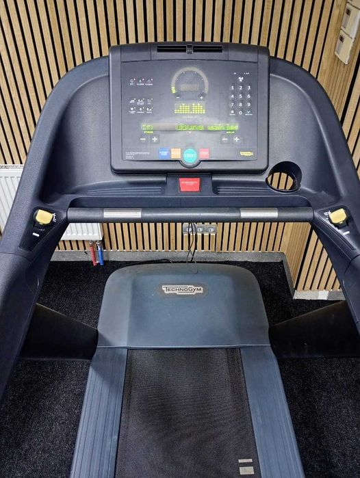 Професійна бігова доріжка Technogym Excite Run 700 LED