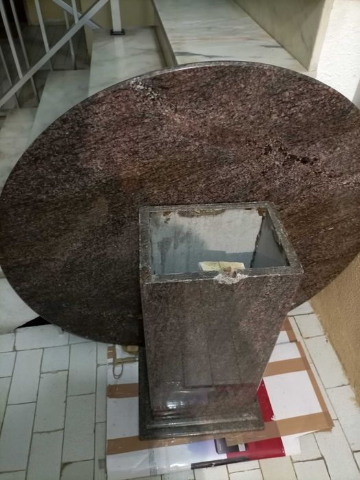 Mesa de pedra tampo oval