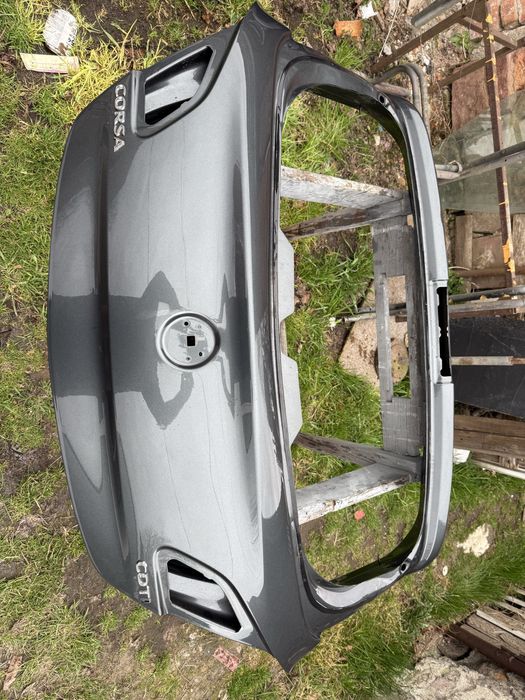 Opel corsa E tylna klapa