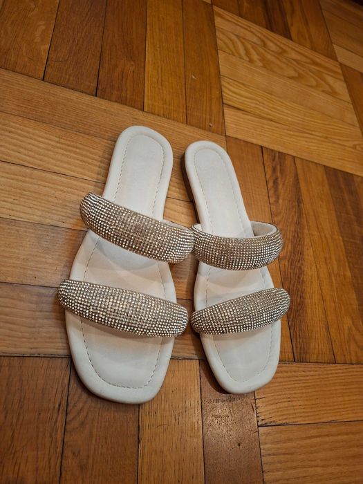 Білі шльопанці зі стразами