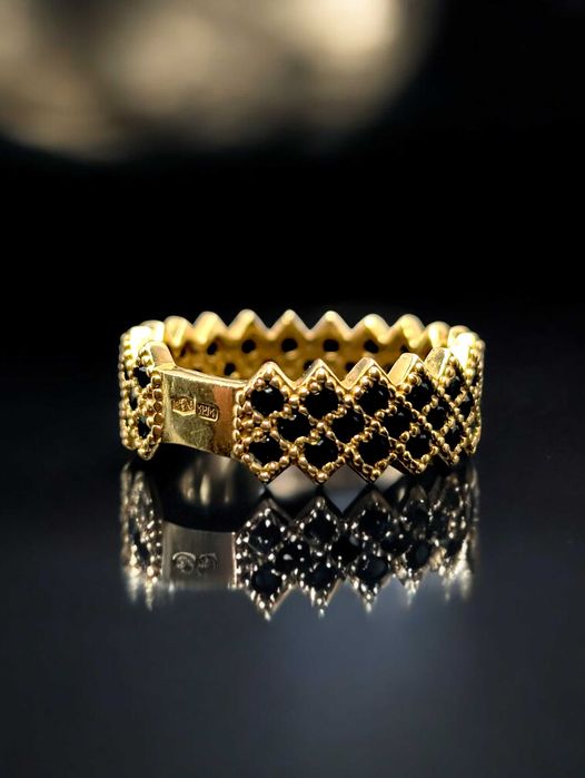 Złoty pierścionek 585 z czarnymi kamieniami – elegancja i charakter