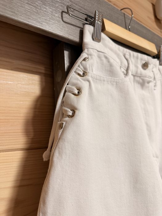 Білі джинси бренду ACE