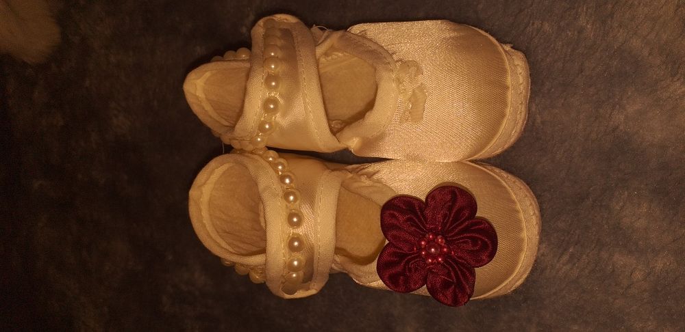 Sukienka ecru kremowa bordo tiul buciki spinki biała granatem bolerko