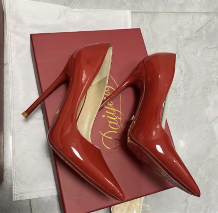 Красные лаковые лодочки