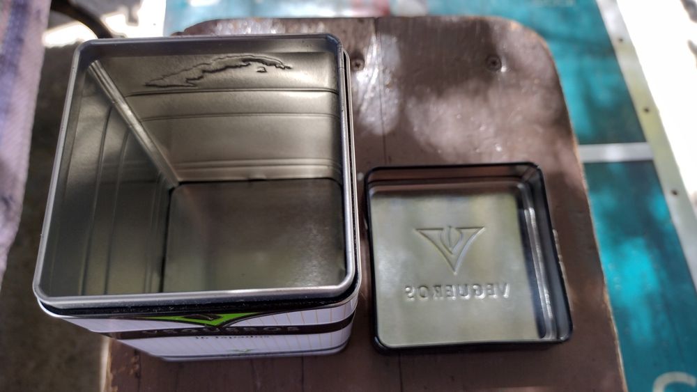 Продам б.у жестяную коробку
