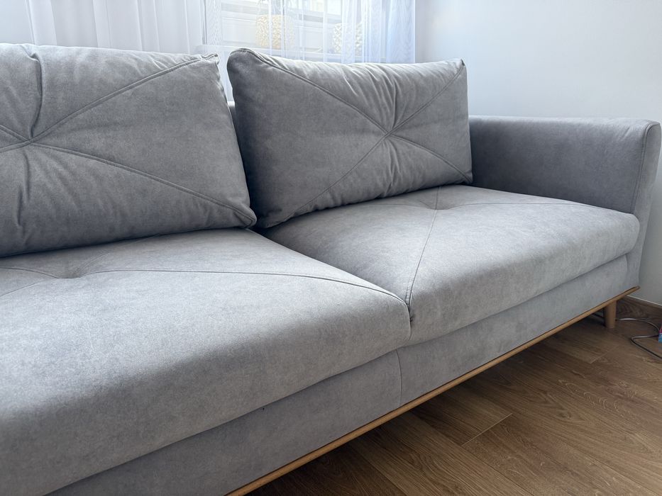 Sofa meteriałowa na drewnianych nóżkach 215x92