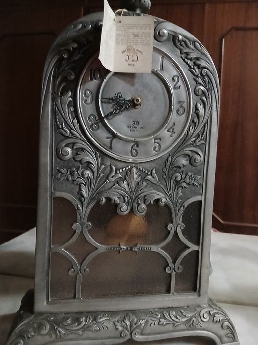 Relógio em estanho puro. A funcionar a pilhas.