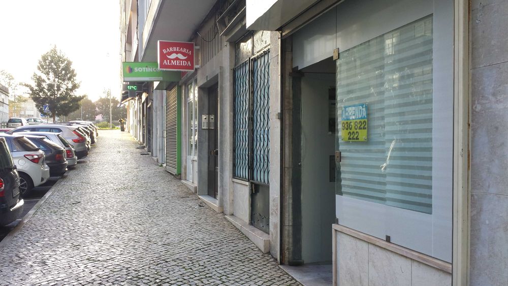 Loja em Benfica - Loja de rua com água e luz