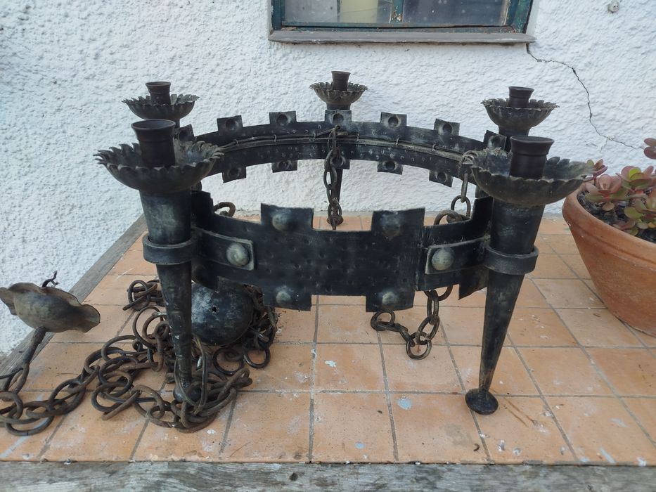 Candeeiro rústico de ferro forjado e aplique de parede.