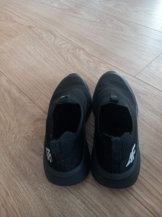 Czarne buty wsuwane 4F