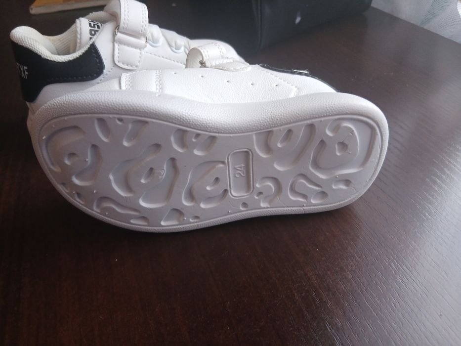 Білі кросівки 24р