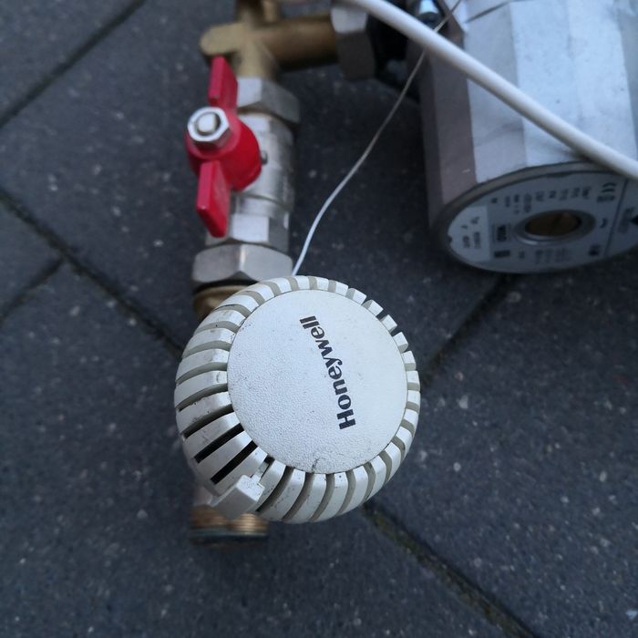 Układ mieszający do ogrzewania podłogowego do zamontowania w belkę