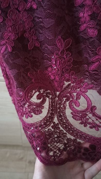 Krótka sukienka bordowa na studniówkę wesele