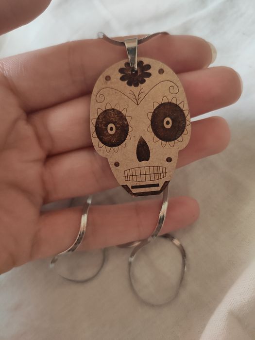 Colar de madeira caveira (hand made)