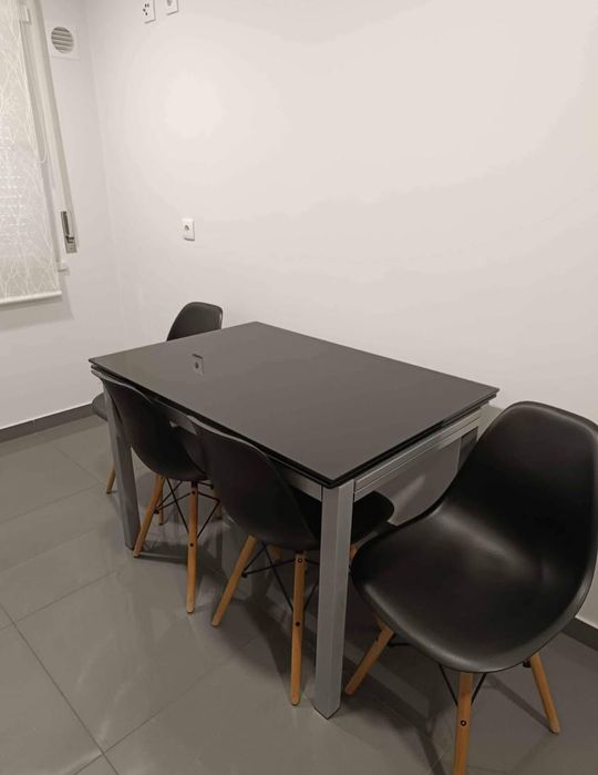 Conjunto de mesa e cadeiras