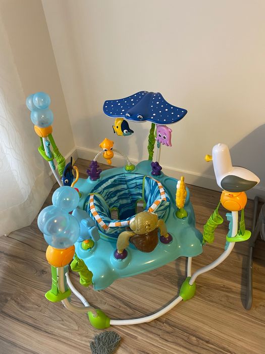 Saltitão com mesa sensorial bebé