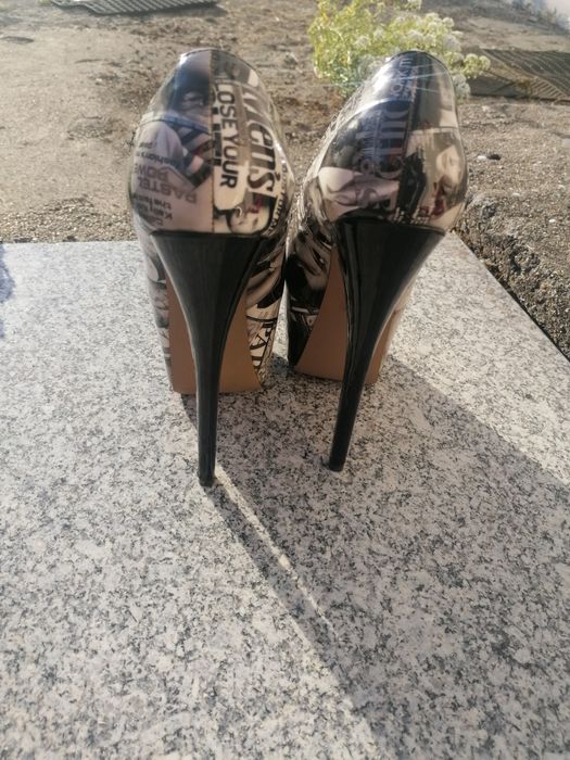 Sapato alto aberto com tema de Paris