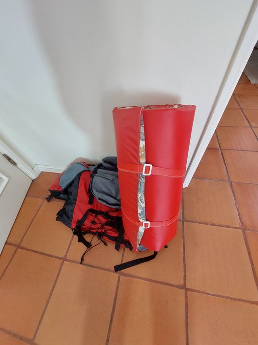 Mochila com colchão, em muito bom estado
