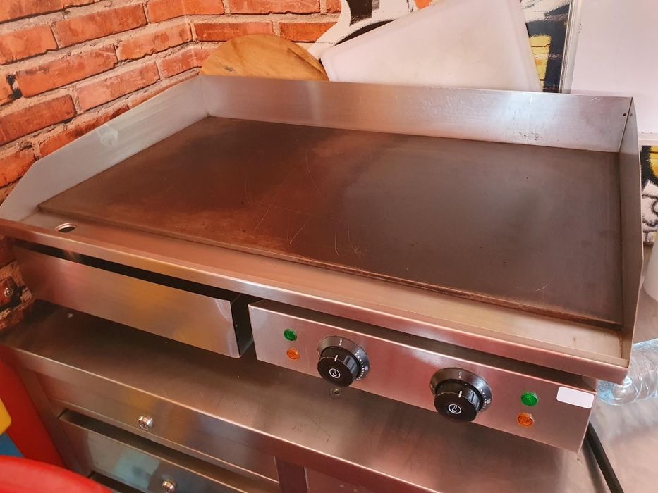 Vendo reboque Bar.
Em boas condições
Com casa de banho.
Placa eletrica