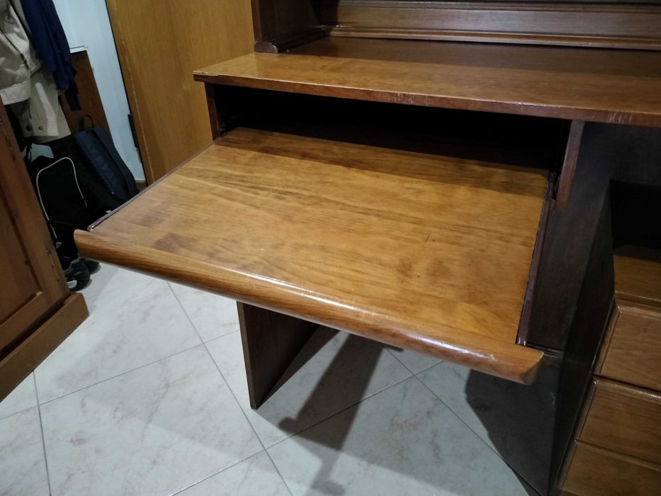 Secretária com parteleiras