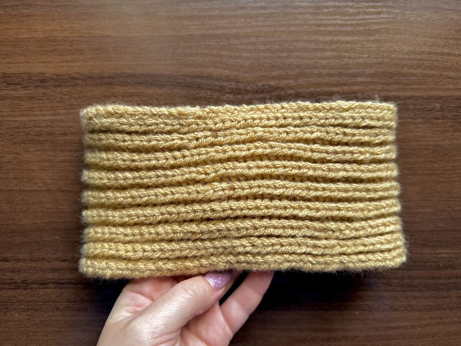 Нова вʼязана повʼязка на голову ручної роботи, чалма бежевого кольору