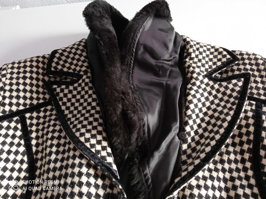 Casaco muito elegante de fazenda, com renda e aplicações várias - L