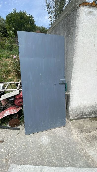 Porta de ferro pesada