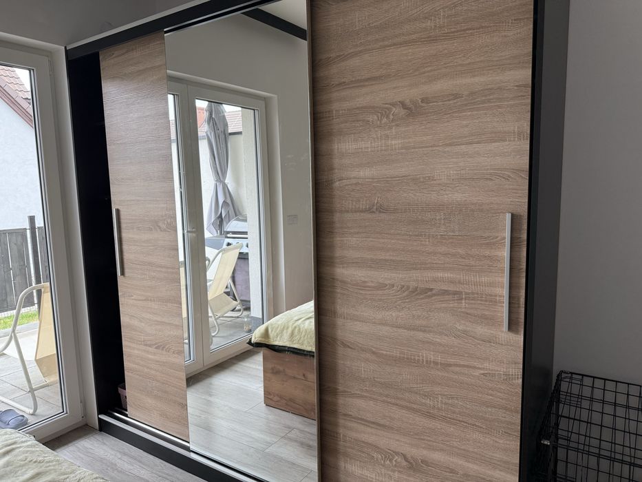 Szafa przesuwna z lustrem