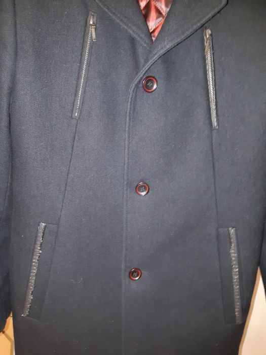 Czarny elegancki płaszcz męski ocieplany z wełną