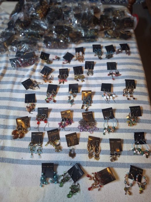 Várias pulseiras brincos e fios