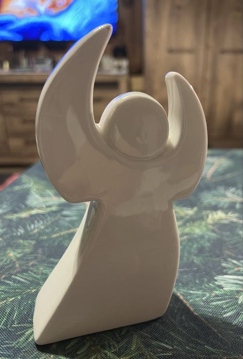 Biały stojący ceramiczny anioł z Medugorje 8x15 cm