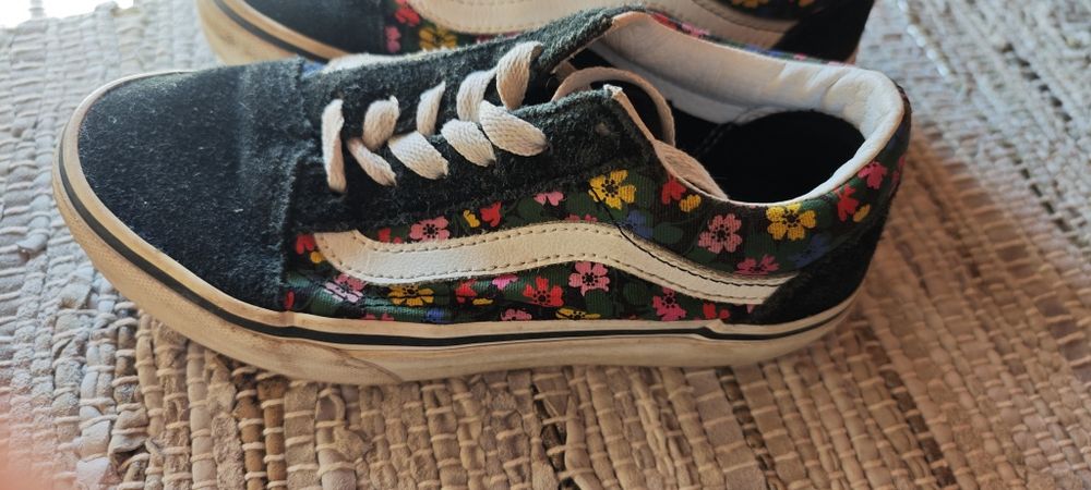 Vans 32 menina pretas com flores