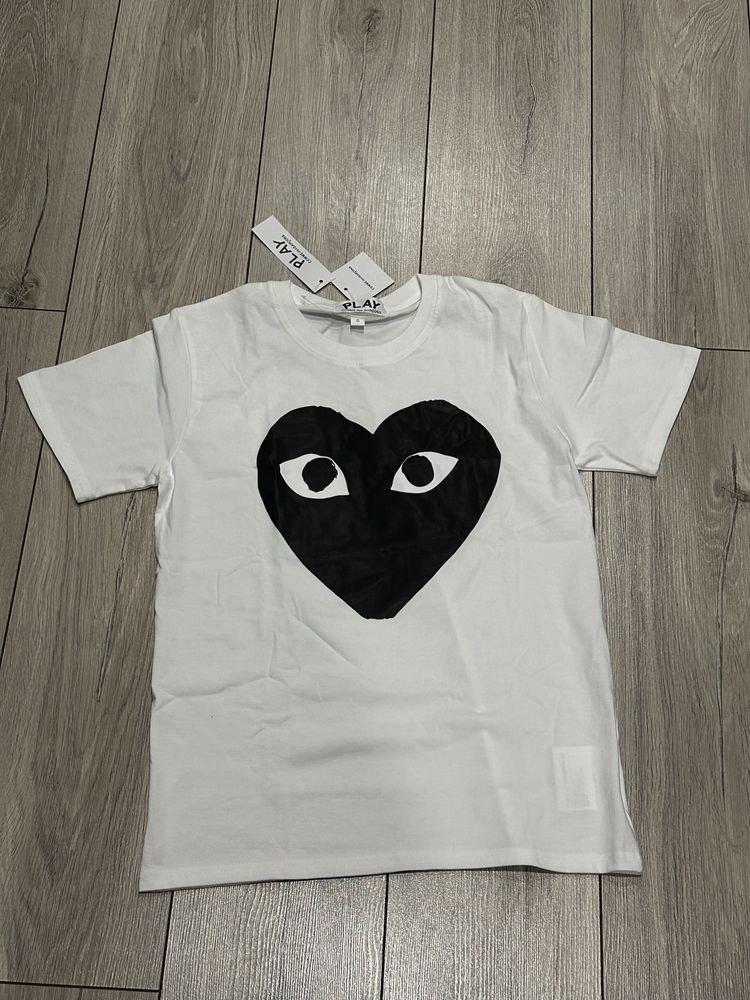 Футболка Comme Des Garcons Play: 829 грн. - Футболки Харків на Olx