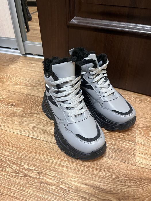 Зимові кросівки нові