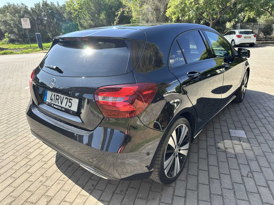 Mercedes A180d Activity Edition como novo