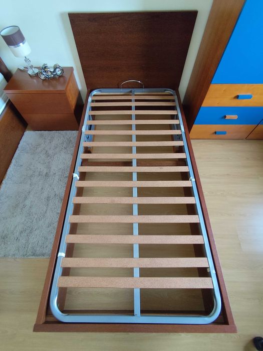 Camas individuais solteiro, estrado elevatório, em bom estado
