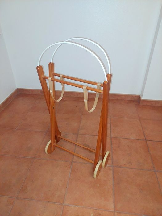 Suporte / Pé em Madeira para Alcofa de Bebé – Dobrável e com Rodas