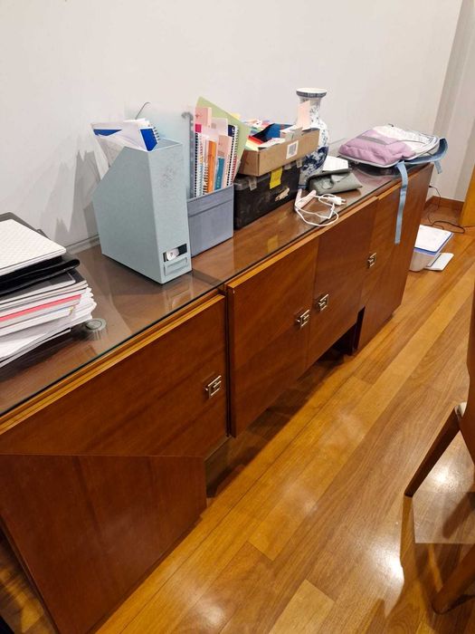 Aparador em madeira de cerejeira com tampo em vidro