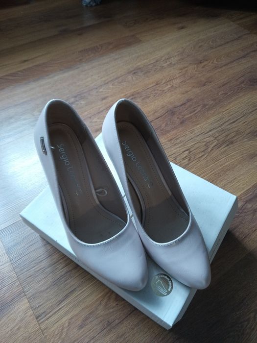 Szpilki na słupku perłowy róż