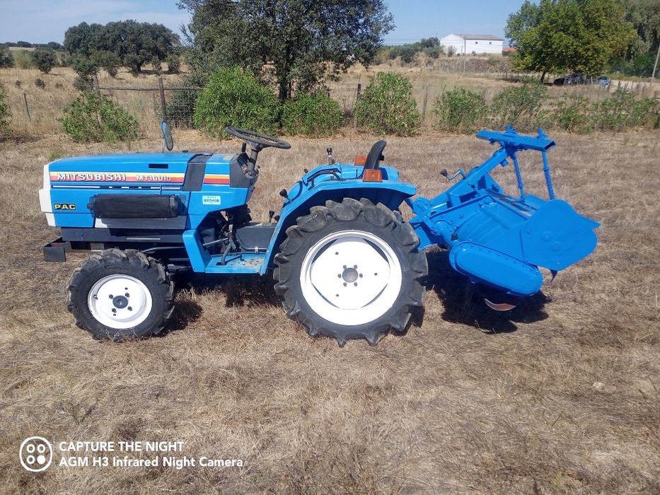 Tractor Mitsubishi 4x4 com fresa